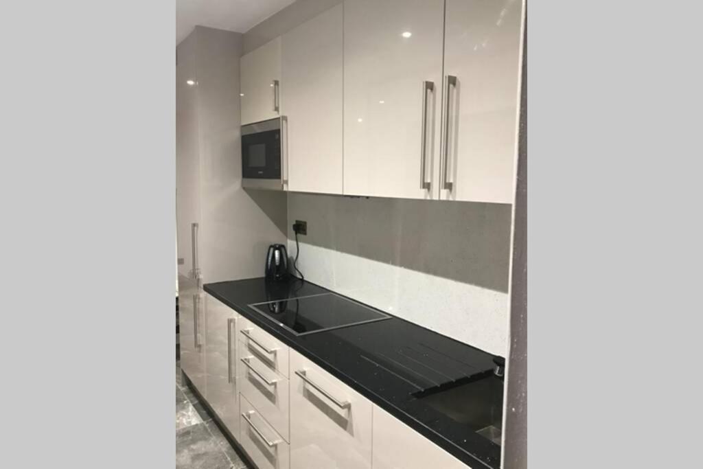 Bright, Stylish Studio Flat With Sky Sports Earley Ngoại thất bức ảnh
