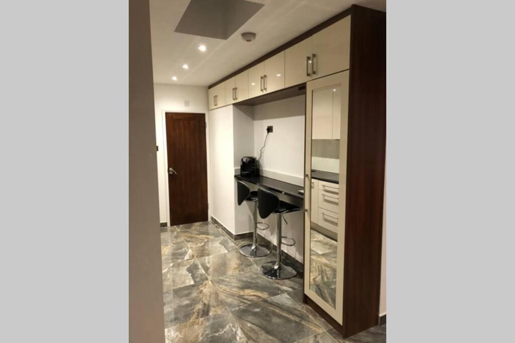 Bright, Stylish Studio Flat With Sky Sports Earley Ngoại thất bức ảnh