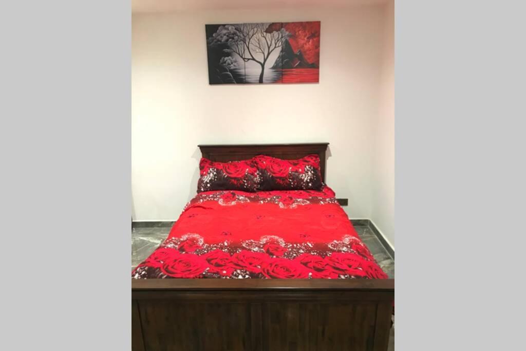 Bright, Stylish Studio Flat With Sky Sports Earley Ngoại thất bức ảnh