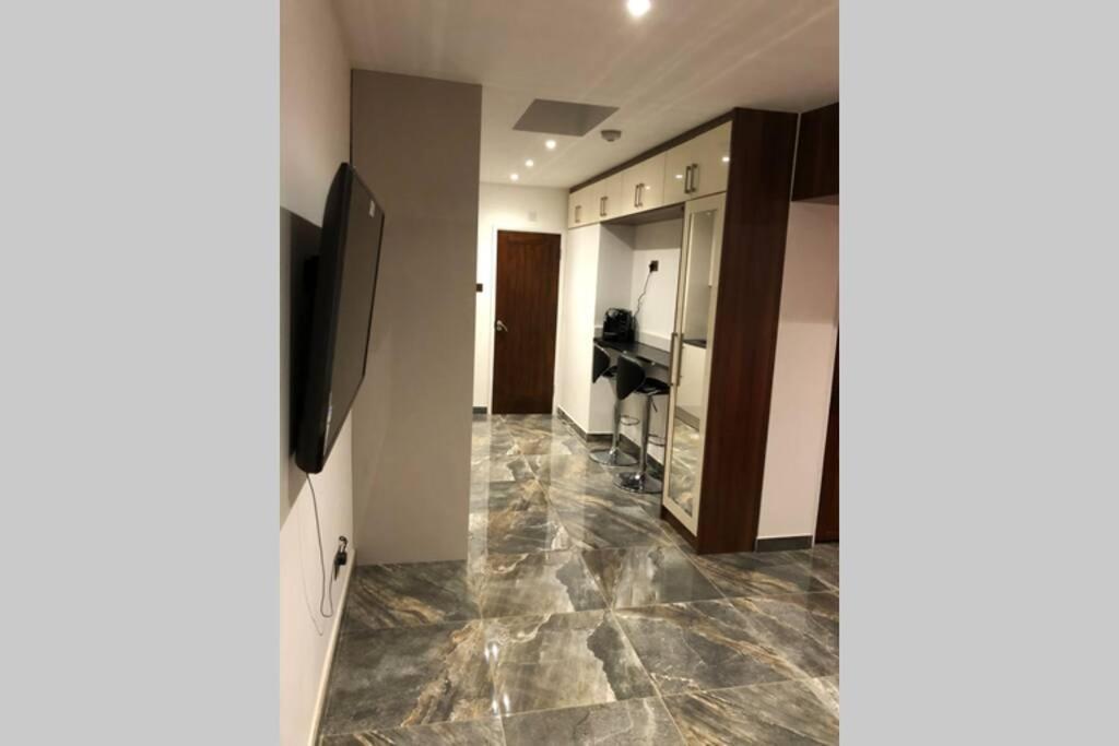 Bright, Stylish Studio Flat With Sky Sports Earley Ngoại thất bức ảnh