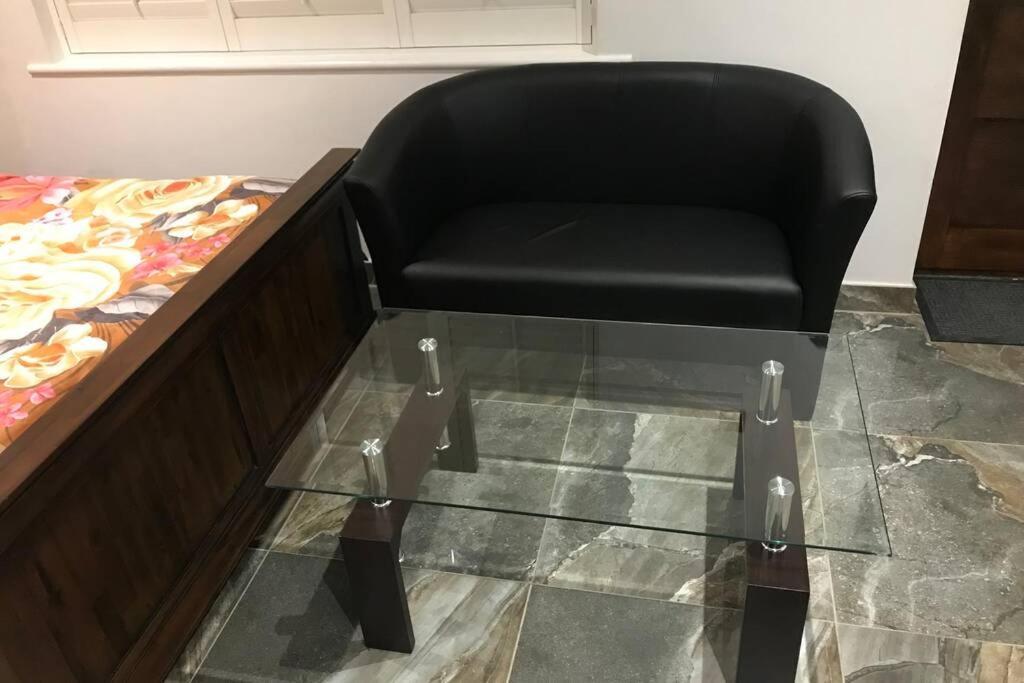 Bright, Stylish Studio Flat With Sky Sports Earley Ngoại thất bức ảnh