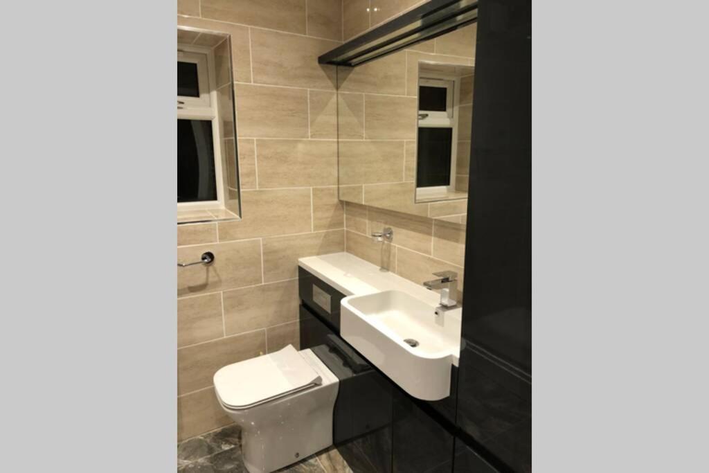 Bright, Stylish Studio Flat With Sky Sports Earley Ngoại thất bức ảnh